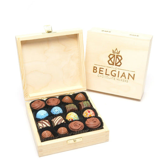 16 belgian pralines in an engraved wooden box 240 Grs - Spellbound